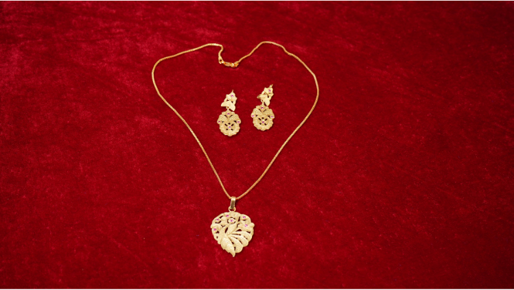 shakuntala gold tone silver pendent and earrings set