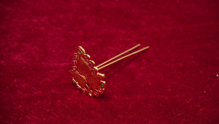 husna gold tone silver juda pin