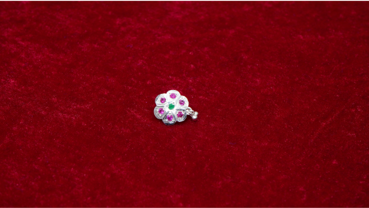 pushp silver nose pin