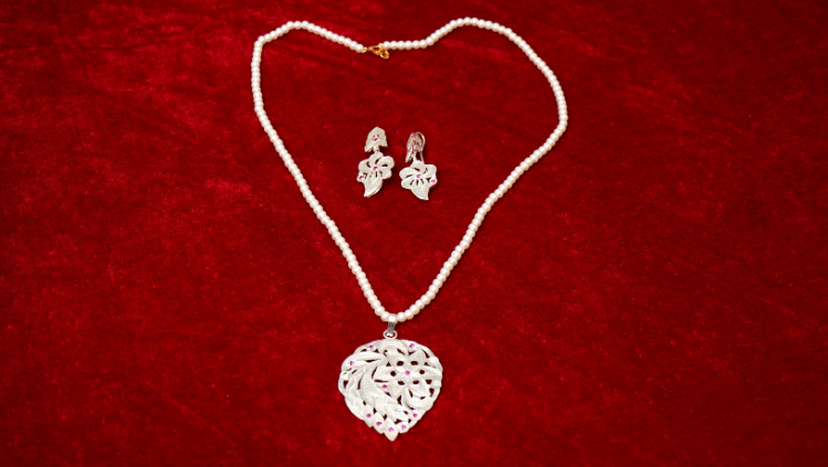 aaisha silver pendent and earrings set
