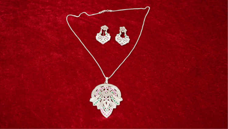 shama silver pendent and earrings set